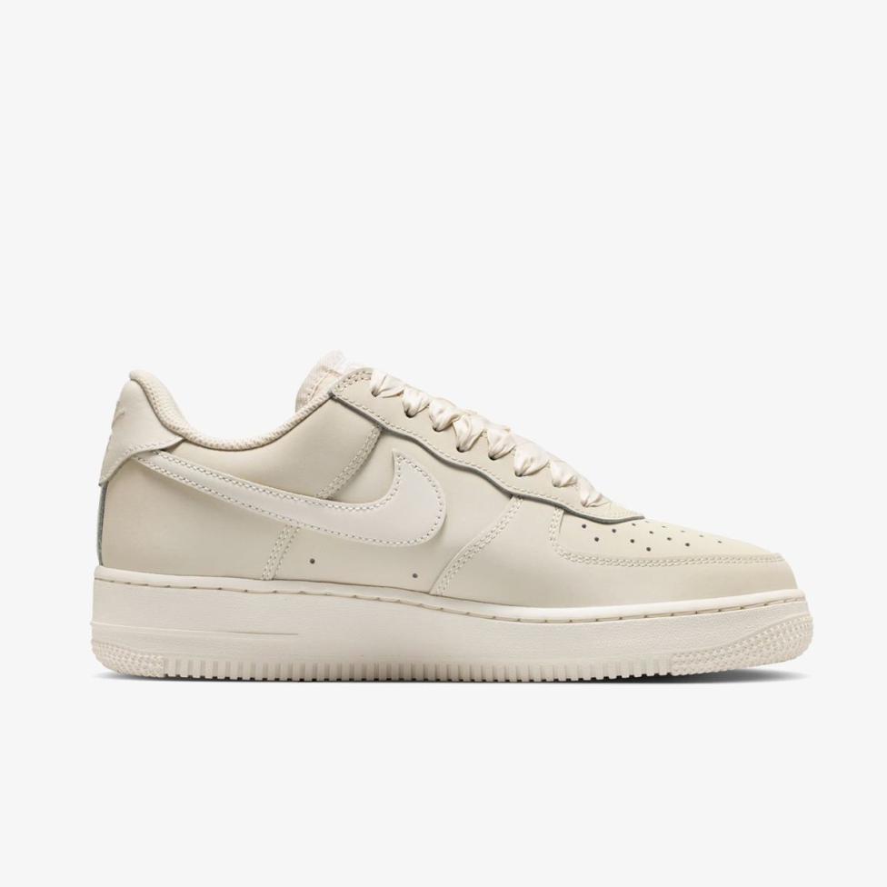 Женские кроссовки NIKE W AIR FORCE 1 RETRO PRM IR0871-100_image_3