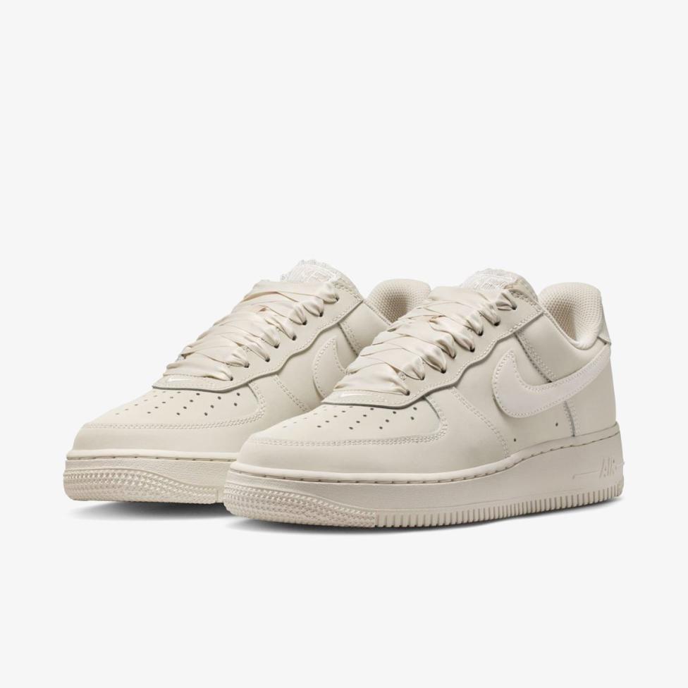 Женские кроссовки NIKE W AIR FORCE 1 RETRO PRM IR0871-100_image_5