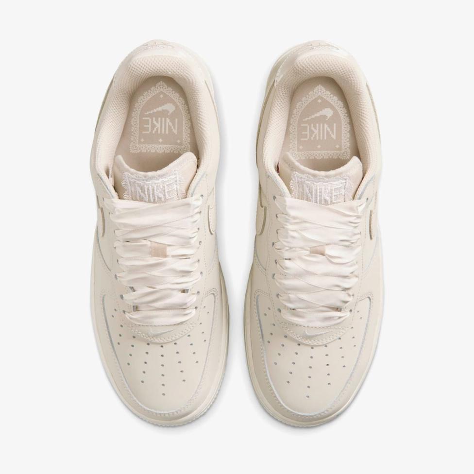 Женские кроссовки NIKE W AIR FORCE 1 RETRO PRM IR0871-100_image_4