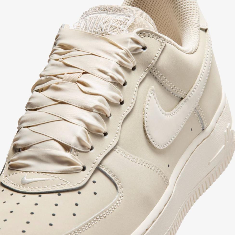 Женские кроссовки NIKE W AIR FORCE 1 RETRO PRM IR0871-100_image_7
