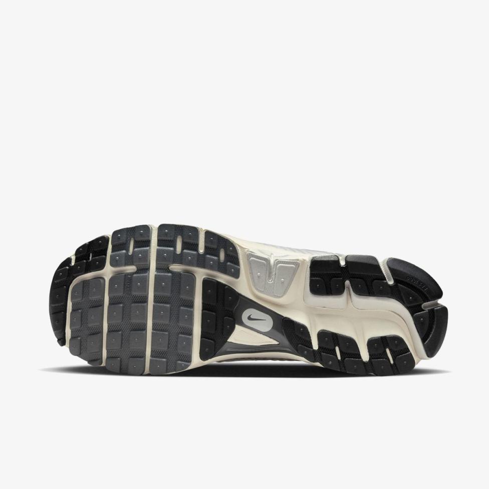 Чоловічі кросівки NIKE ZOOM VOMERO 5 HF0731-007